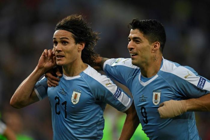 Uruguay's Edinson Cavani (L) celebrates with teammate Luis Suarez after scoring in a 1-0 Copa America win over Chile