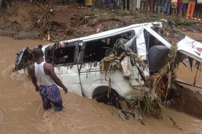 Heavy rainfall leaves buildings, cars damaged in Ilorin [Vanguard]