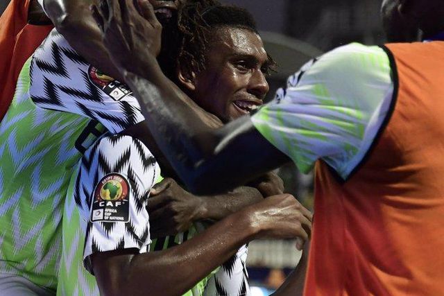 Alex Iwobi and Super Eagles teammates (Twitter/CAF)