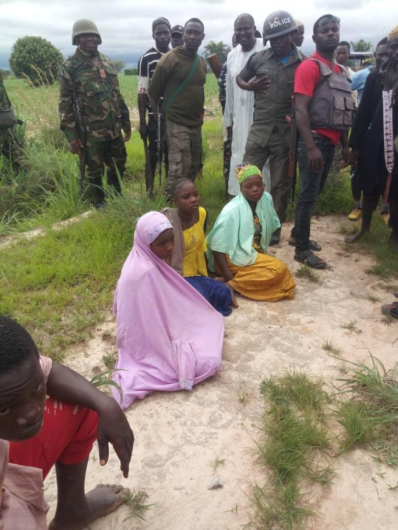 Troops neutralise one bandit, rescue 13 kidnap victims in Kaduna [Twitter/@HQNigerianArmy]