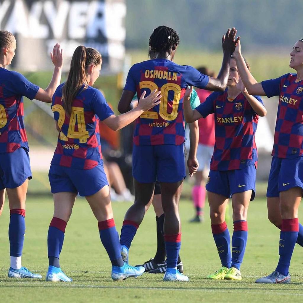 Asisat Oshoala and Barcelona Fermini teammates (Instagram/Asisat Oshoala)