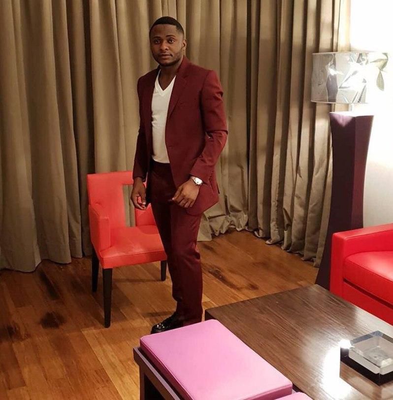 Ubi Franklin is ready for the Headies in his burgundy suit