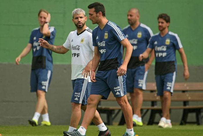 Coach Lionel Scaloni (right) talks with Argentina player Sergio Aguero during a training session in Rio de Janeiro, Brazil on the eve of their Copa America quarter final match against Venezuela