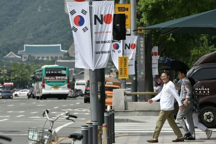 Authorities in Jung-gu hung the banners on lampposts