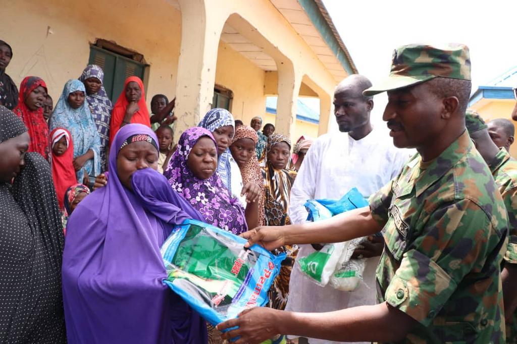 NAF offers free medical services to 3,000 victims of banditry in Niger [Twitter/@NigeriaAirForce]