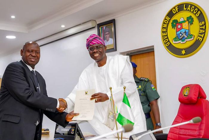 Governor Babajide Sanwo-Olu swears in Justice Kazeem Alogba as the acting Chief Justice of Lagos [Twitter/@@jidesanwoolu]