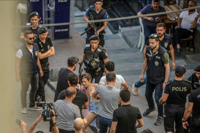 TTurkish police on Sunday fired tear gas at gay rights groups and activists who defied authorities to march for the Istanbul pride parade, banned for the fifth year in a row.