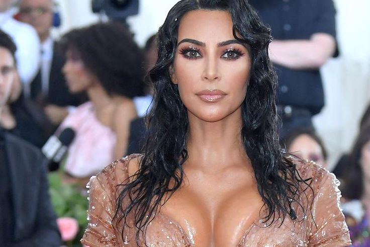 Kim Kardashian Covers Psoriasis With Body Makeup