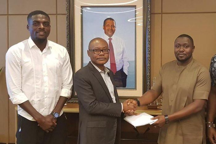 The Super Eagles of Nigeria have received a cheque of $50000 from DSangote (Twitter/NFF)