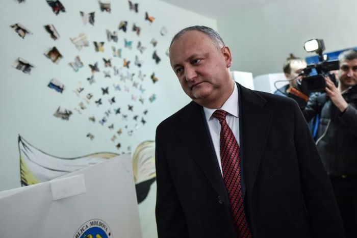 Moldovan President Igor Dodon annuls an order dissolving parlaiment and says no talks will be held with the former ruling Democratic Party until it agrees to a "peaceful transition of power"