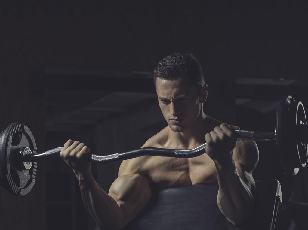 Athlete with bicepscurl, training of biceps