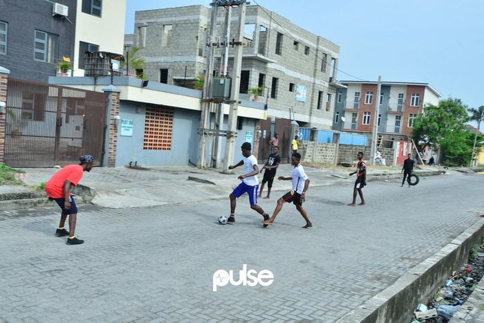 Monkey post football on a street in Lagos (Pulse Nigeria)