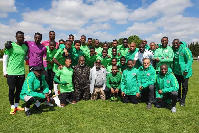 2019 Flying Eagles of Nigeria and Amaju Pinnick (Twitter/NFF)