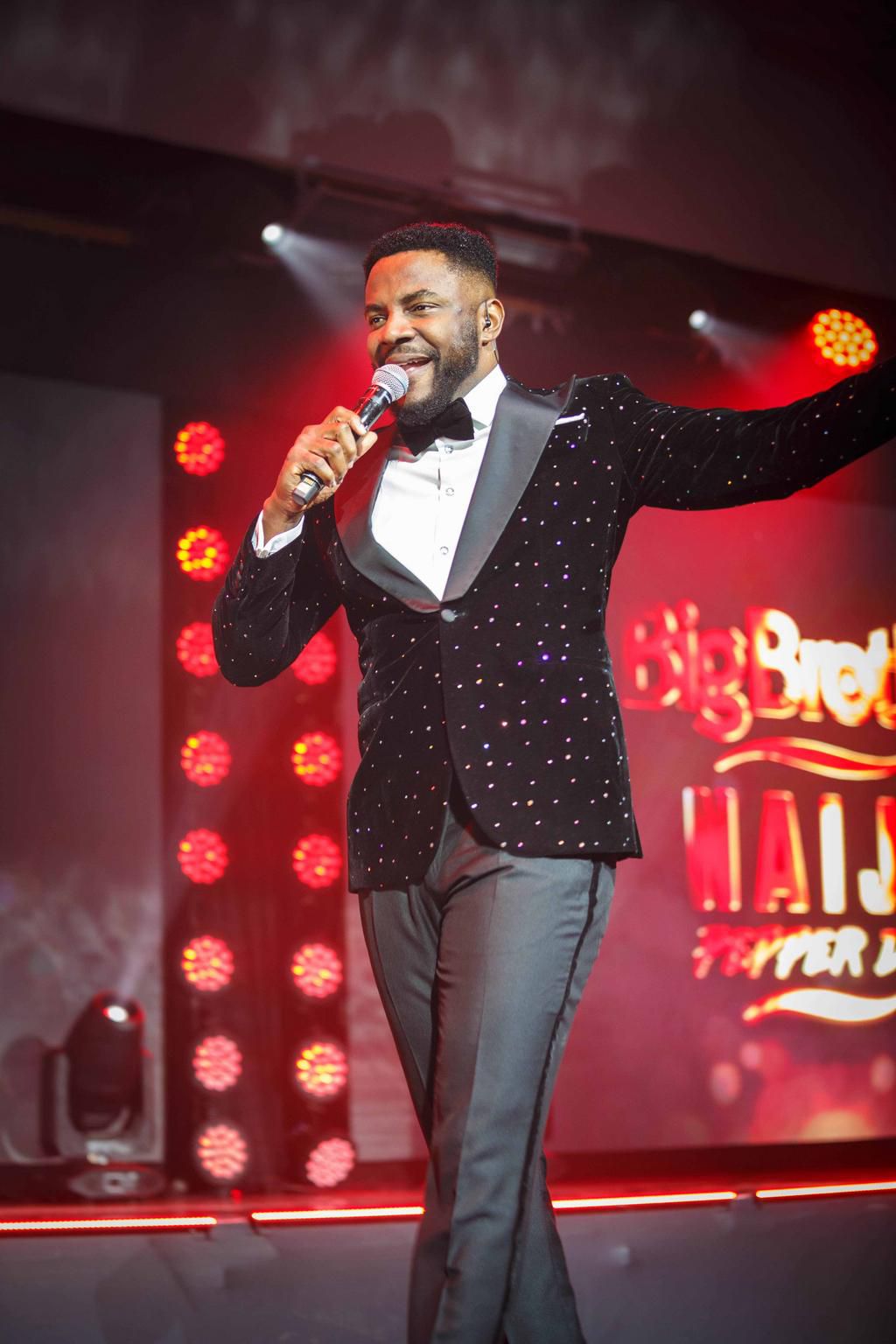 First was a blazing suit which of course is one of his trademarks and secondly was a traditional agbada which as usual showed us why Ebuka is the guy who never goes wrong in any outfit. [BHM]