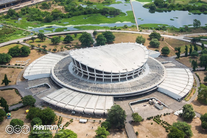 What makes an AI triple camera smartphone unique?