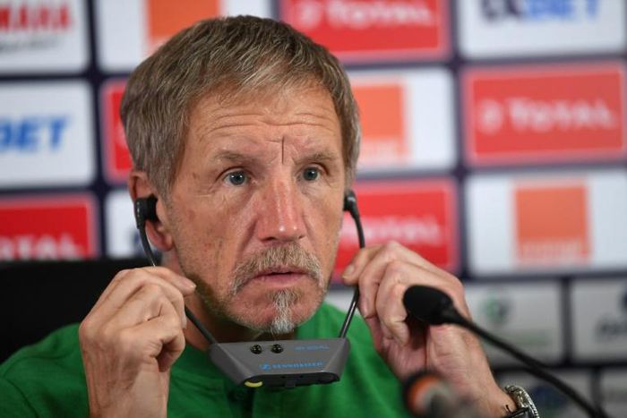 Stuart Baxter and South Africa scraped through to the last 16 in the final qualifying spot