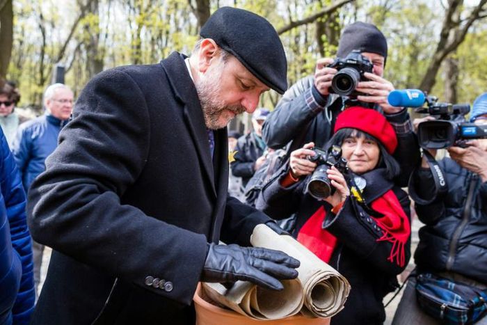 Polish Chief Rabbi Michael Schudrich has said honouring a group of World War II ultra-nationalist underground fighters would be a "personal insult"