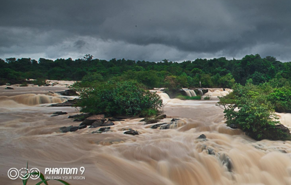 What makes an AI triple camera smartphone unique?