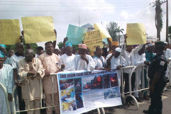Residents of Ijegun in Igando-Ikotun LCDA, Lagos State, protesting at Lagos House on Monday (NAN)