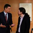 Spanish Prime Minister Pedro Sanchez (L) mets with Podemos party leader Pablo Iglesias whose party he is trying to convince to support him in a confidence vote in parliament next week