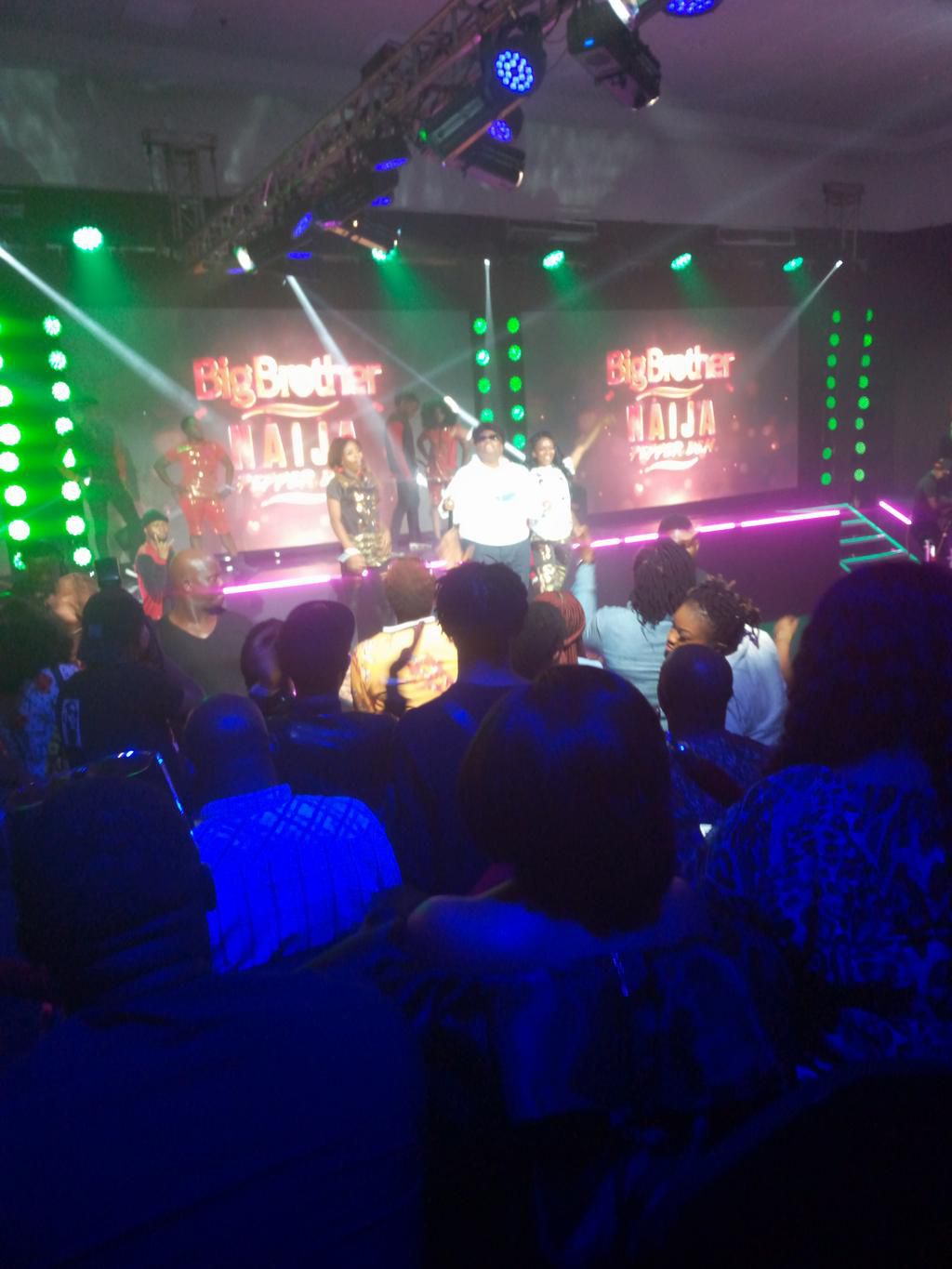 The more than excited fans cheering at Teni during her performance [Odlanky]