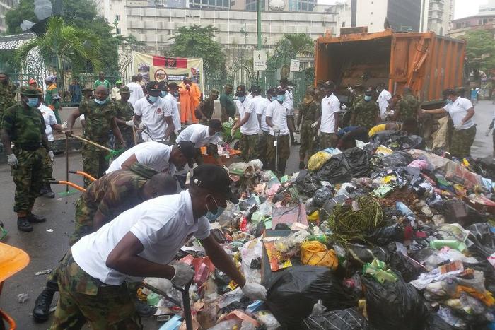 Soldiers cleaning up refuse at Tinubu Square in Lagos Island (NAN)