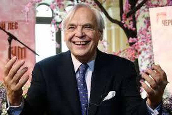 La Scala's director thinks, and works, globally