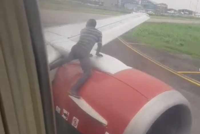 The man's action left passengers in a panic before security agents showed up on the scene [Instagram/otto_orondaam]