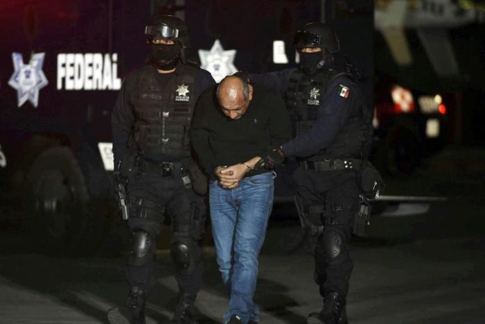 Mexican federal police escort Servando Gomez following his arrest in 2015
