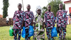 A mother and her set of twins. Photo credit: SarkinFOTO (@FotoNugget via X)