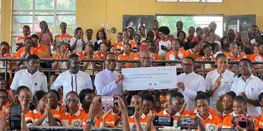 Peter Obi alongside staff and students of  Mater Misericordiae College of Nursing Sciences in Afikpo, Ebonyi State where he donated ₦10 million. [X, formerly Twitter]