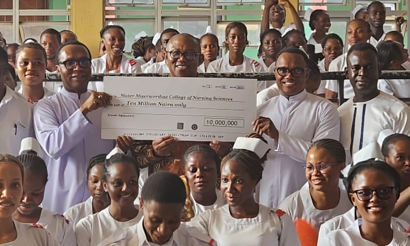 Peter Obi alongside staff and students of  Mater Misericordiae College of Nursing Sciences in Afikpo, Ebonyi State where he donated ₦10 million. [X, formerly Twitter]