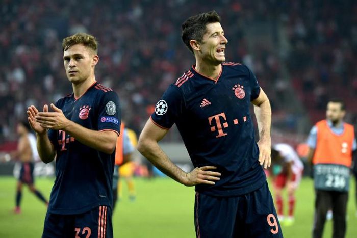 Bayern Munich needed two goals by Robert Lewandowski (R) to seal a 3-2 win at Olympiakos on Tuesday and earn their third straight Champions League victory.