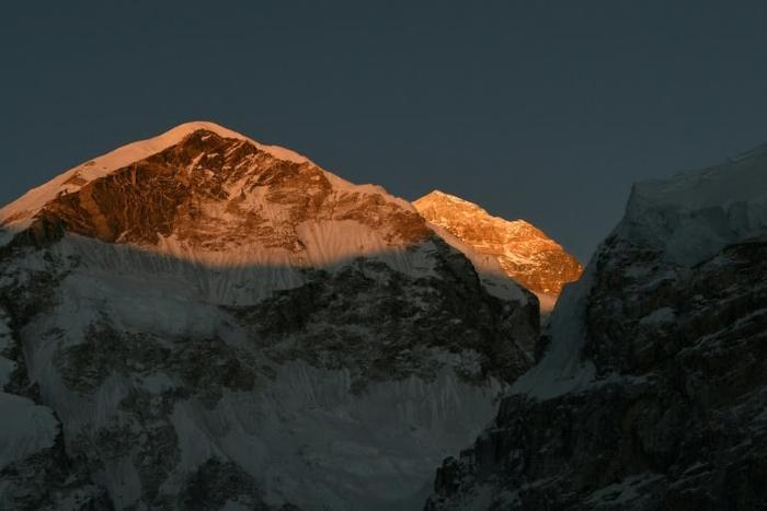 Polish daredevil Andrzej Bargiel has abandoned his attempt to ski down Mount Everest