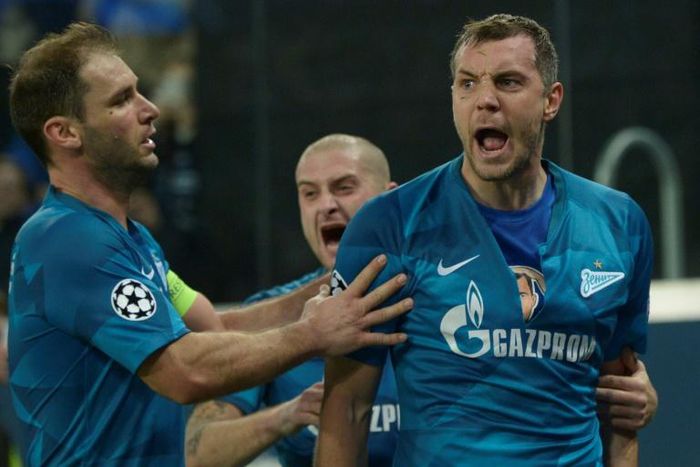 Zenit Saint Petersburg's Artem Dzyuba scored as the Russian club denied Lyon an early chance to reach the Champions League last 16