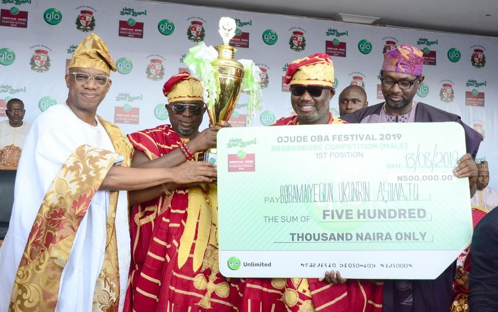 Ogun State Governor, Prince Dapo Abiodun assisted by Globacom's Representative, Mr. Folu Aderibigbe presenting the First prize trophy to representatives of the winning Male Group in this year's Regberegbe Competition of the Ojude Oba Festival, "Egbe Bo...