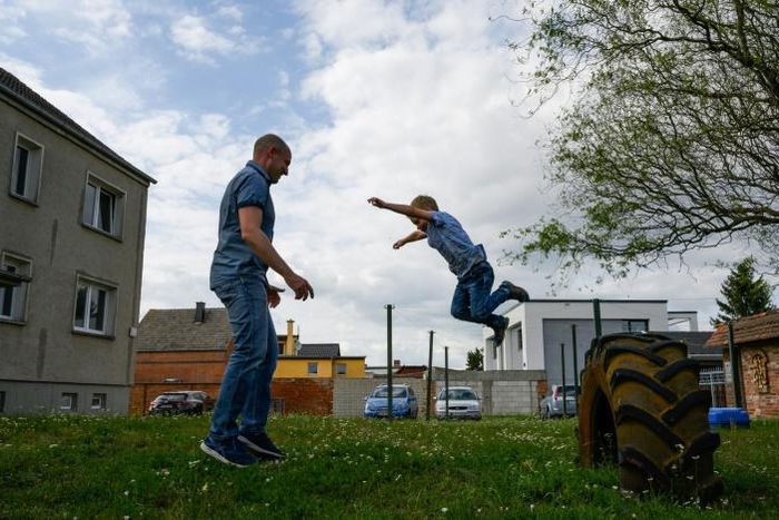 Carsten Hoffmann (L) and his wife who originate from eastern Germany have moved back after years in the west