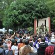 Fanáticos despiden al cantante mexicano José José frente a su estatua en Ciudad de México, el 28 de septiembre de 2019