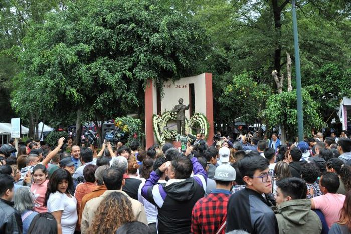 Fanáticos despiden al cantante mexicano José José frente a su estatua en Ciudad de México, el 28 de septiembre de 2019