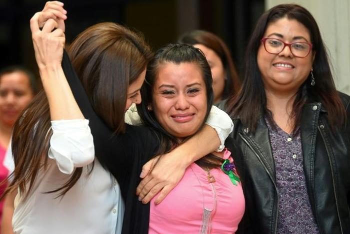 Rape victim Evelyn Hernandez (C) celebrates with her lawyers after being cleared of murdering her stillborn baby, at the Ciudad Delgado court in San Salvador on August 19, 2019