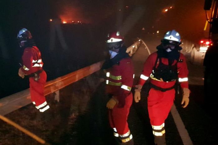 Some 250 firefighters and soldiers are battling a huge fire on the Spanish holiday island of Gran Canaria
