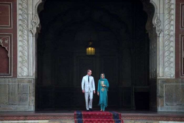 Prince William and his wife Kate explored Lahore's famous Badshahi Mosque -- one of the world's largest