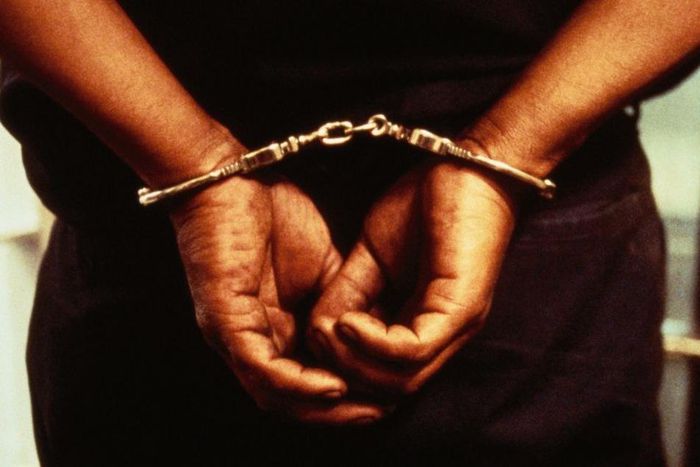 ___7432295___2017___10___8___20___handcuffedman