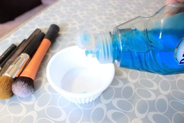 how to clean makeup brush