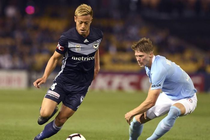 Keisuke Honda (L) made his plea to Manchester United as he is trying to find a new club in Europe after leaving Melbourne Victory