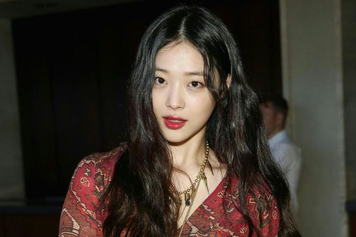 K-pop star Sulli, a former member of the all-girl band f(x) had experienced online bullying