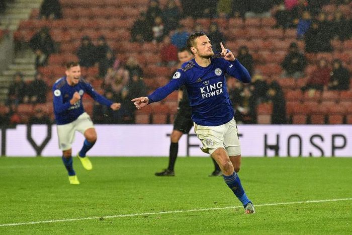 Jamie Vardy celebrates his team's ninth goal