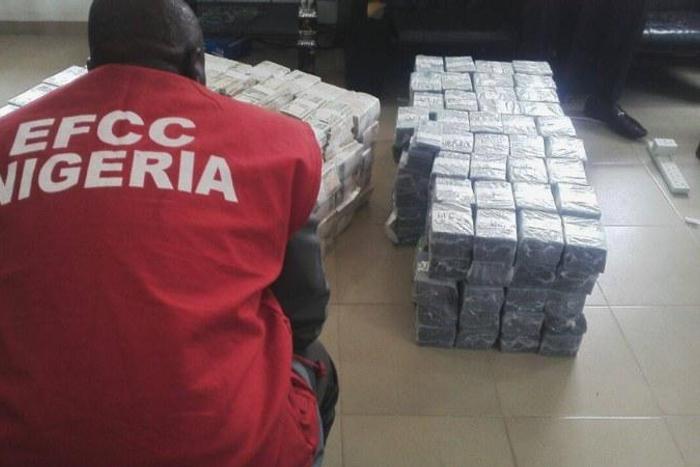 An official of the EFCC watching over money recovered through whistle blowing policy. (AllAfrica)