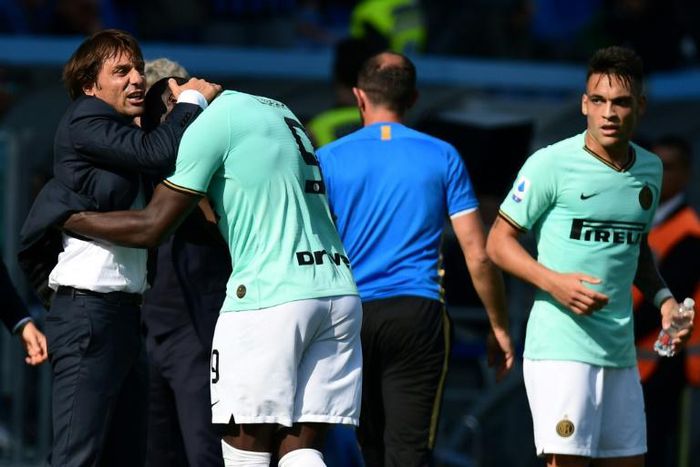 Inter Milan coach Antonio Conte (L) congratulates Romelu Lukaku who scored a double