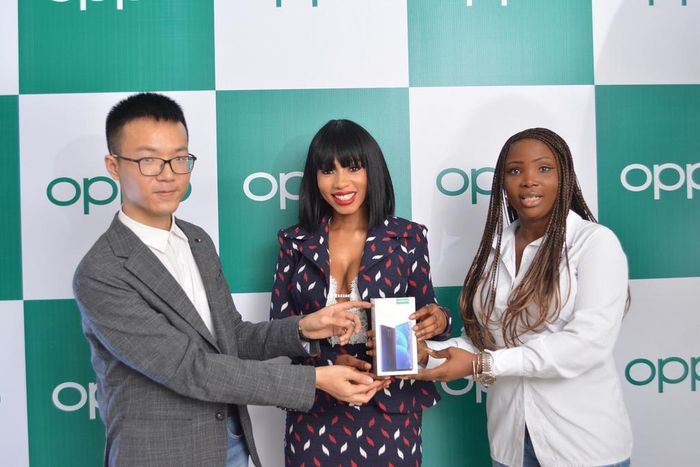 LEFT, Kris Cao, Marketing Director OPPO Nigeria and RIGHT, Nengi Akinola, Marketing Manager, OPPO Nigeria gifiting the OPPO F11 Pro to Mercy at the OPPO Head Office, Lagos